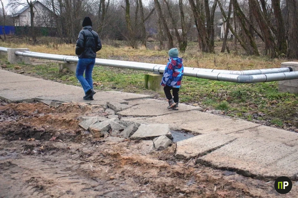 Почему новая пешеходная дорожка в Заславле разрушилась за пару недель? Разобрались в вопросе