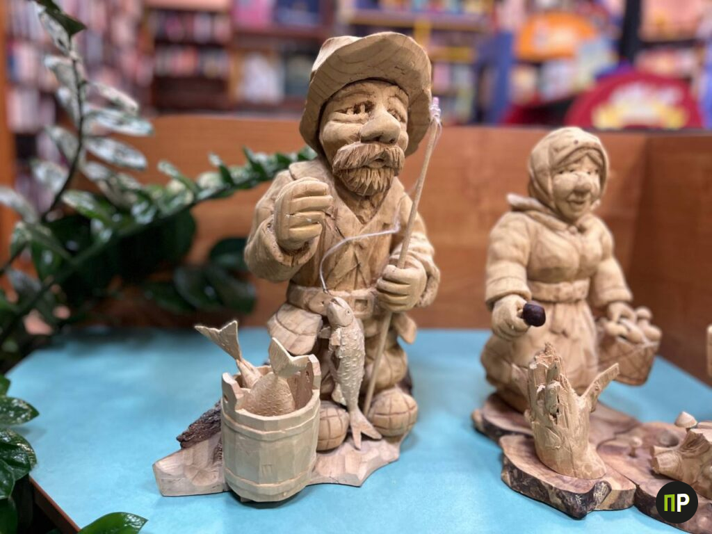 Как мастер из Гатово превращает чурки в деревянные скульптуры