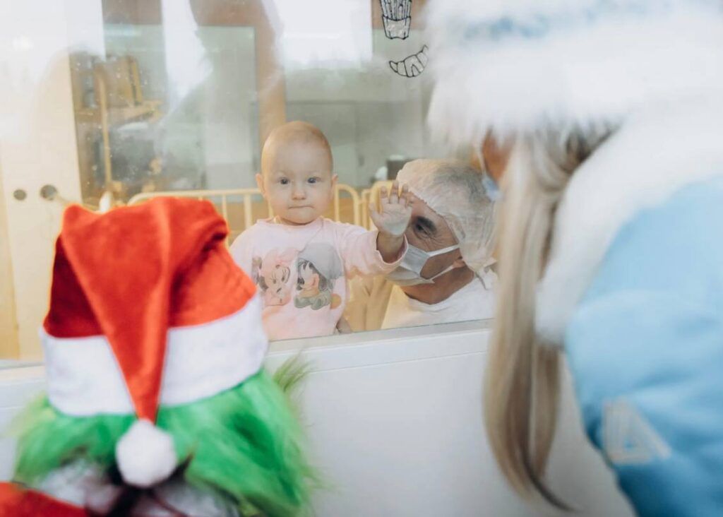 Волонтёры исполнили желания 300 детей, встретивших Новый год в палатах онкоцентра Боровлян