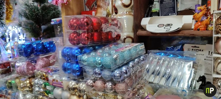 Посмотрели, какой новогодний декор и за сколько можно купить в Заславле