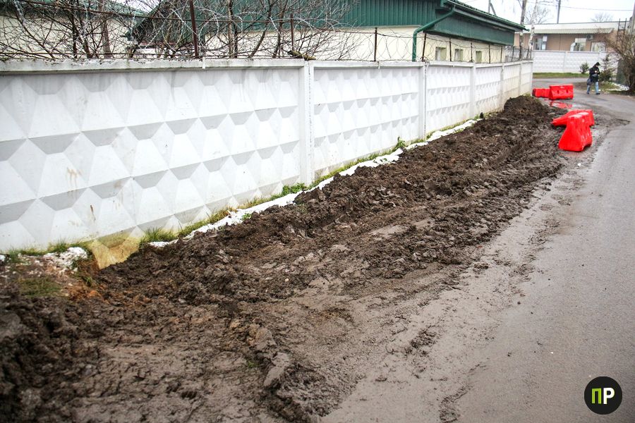 Как в Заславле решают проблему с лужей на стыке Вокзальной и Зеленой улиц