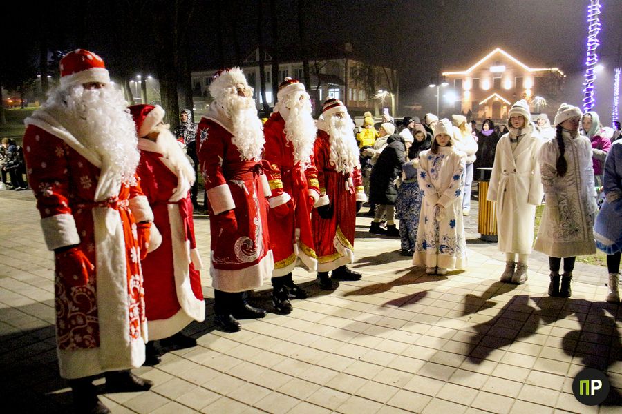 В Заславле зажглась новогодняя елка и прошел парад Дедов Морозов — фоторепортаж