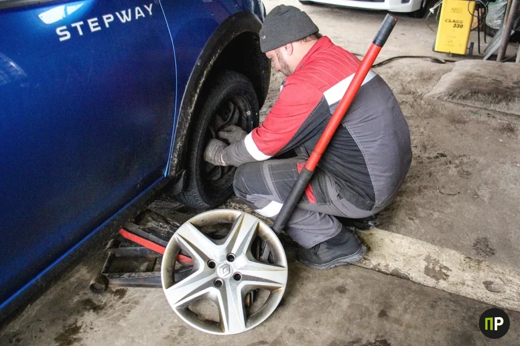 Мы объехали СТО Заславля: вот какие очереди были на замену шин в последние дни ноября