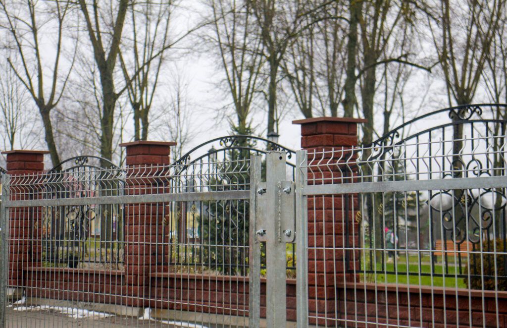 Свыше 200 метров ограждения для защиты пешеходов монтируют в Заславле