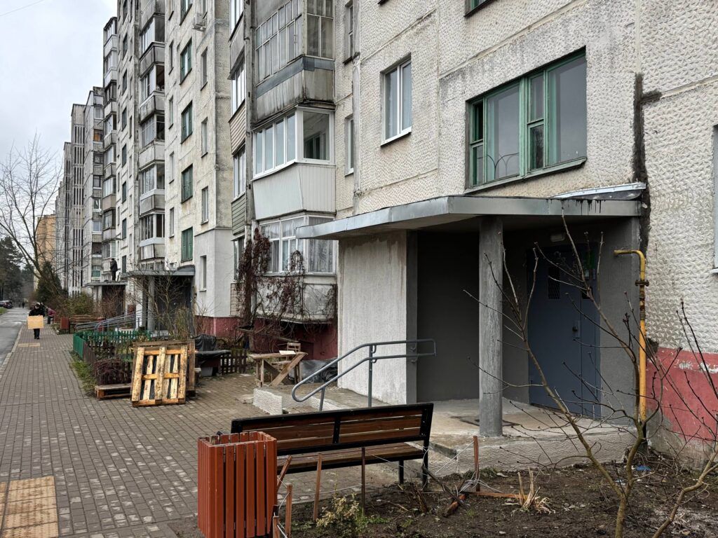 В Мачулищах обновляют парадные многоквартирного дома