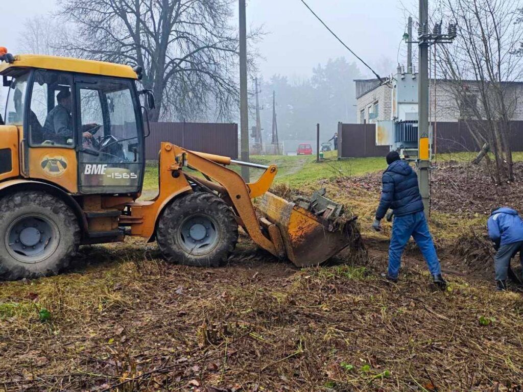 В Околице активно расчищают зелёные зоны для безопасности жителей
