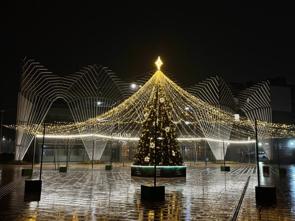 Посмотрели, как украсили Новую Боровую этой зимой