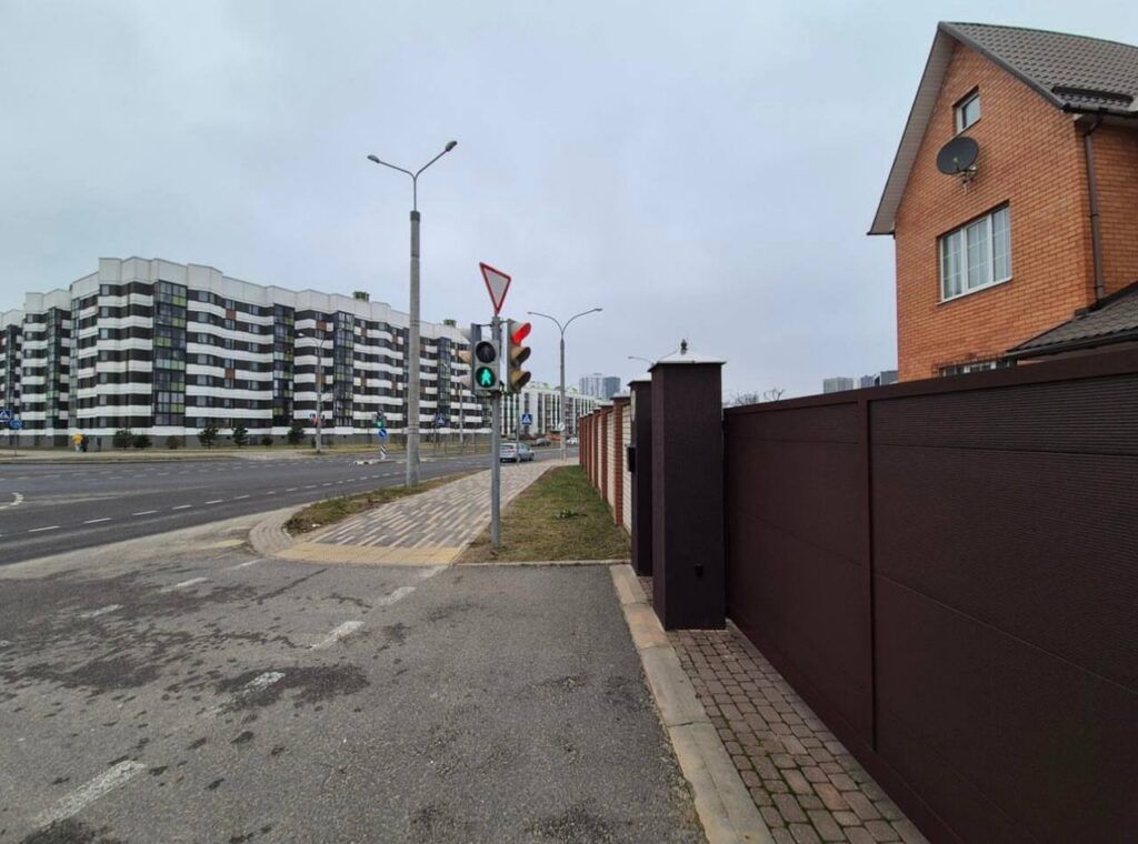 Под Минском ворота на частном участке выходят на светофор