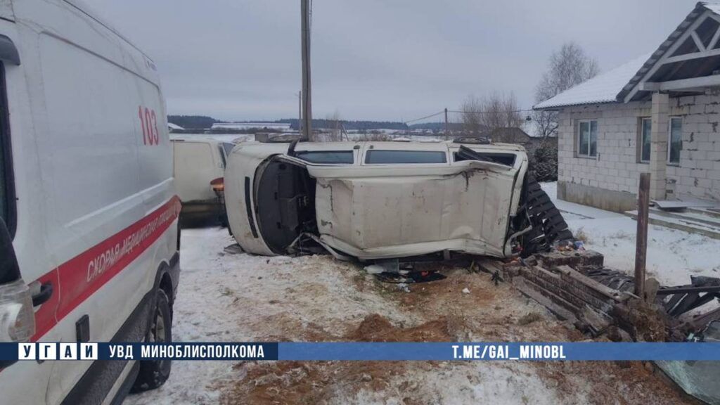 Volkswagen не справился с управлением и перевернулся в Минском районе. Есть пострадавшая