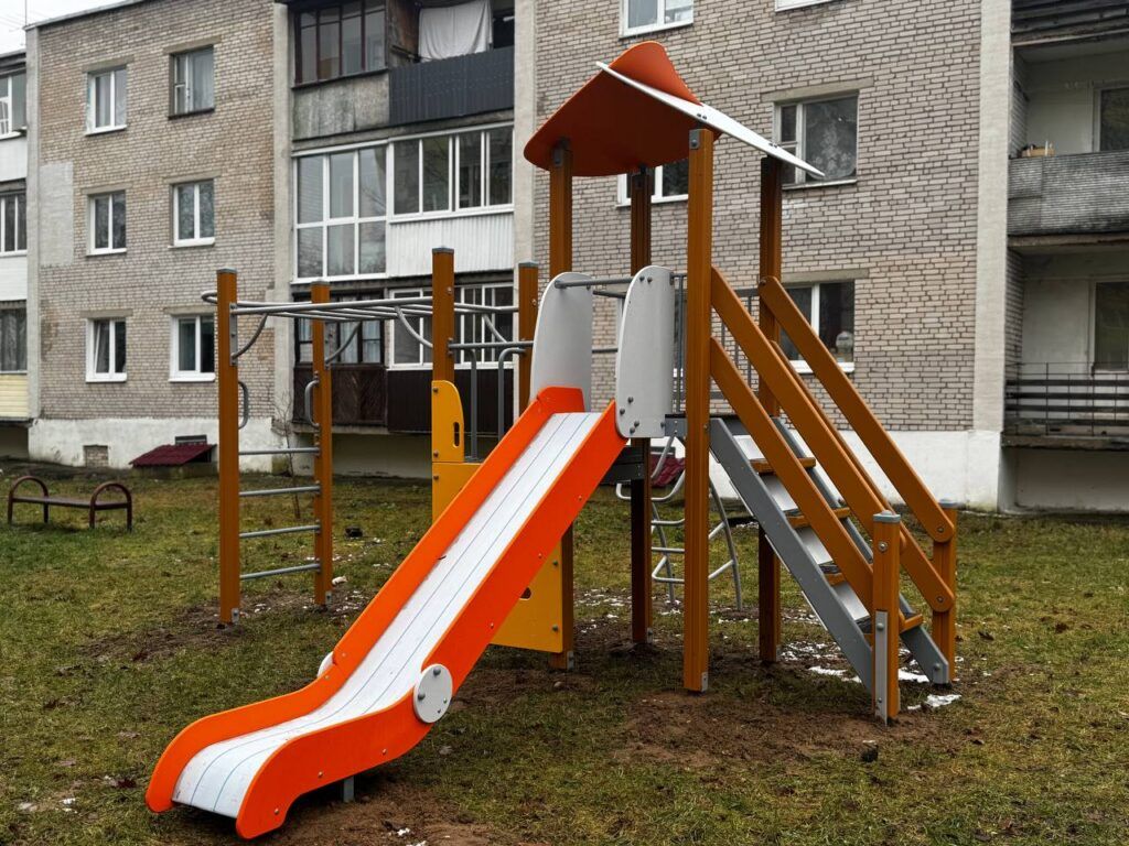 В Лесковке обновили детскую площадку