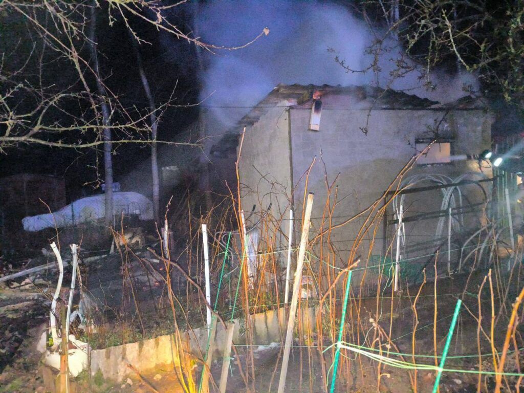 В деревне Селище сгорела баня из-за короткого замыкания