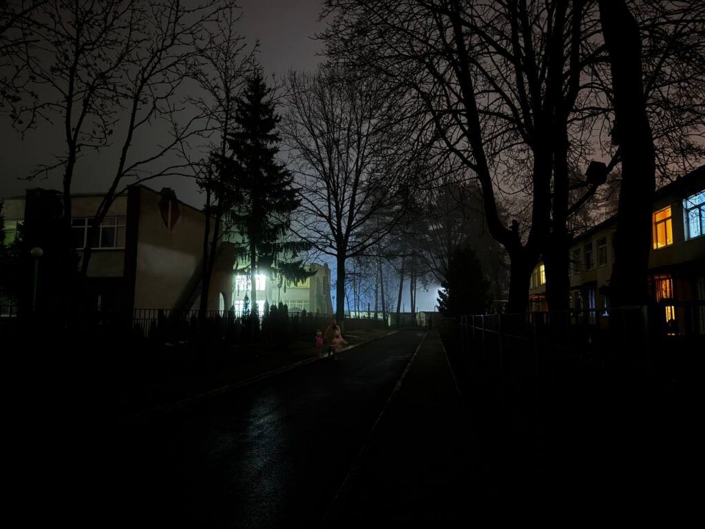 Бесхозные фонари оставили в темноте улицу в Лесном. Как решают проблему