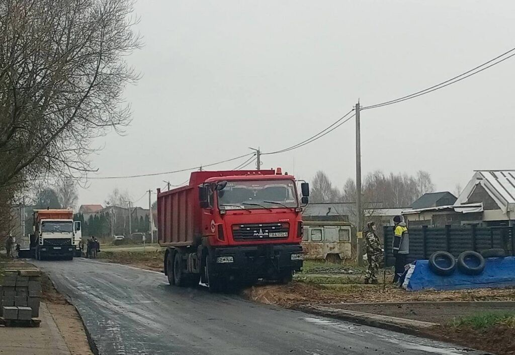 Более километра нового асфальта уложено на улице Знатная в Русиновичах
