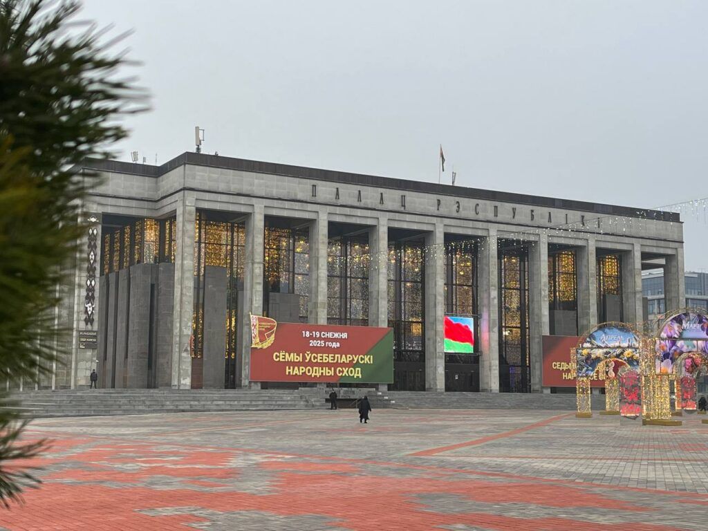 Лукашенко потребовал заставить маркетплейсы работать на экономику страны