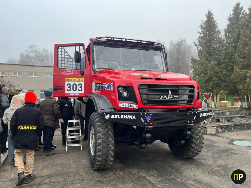 Технику команды «МАЗ-СПОРТавто» и мотоциклы пригнали в Ждановичи перед Новым годом