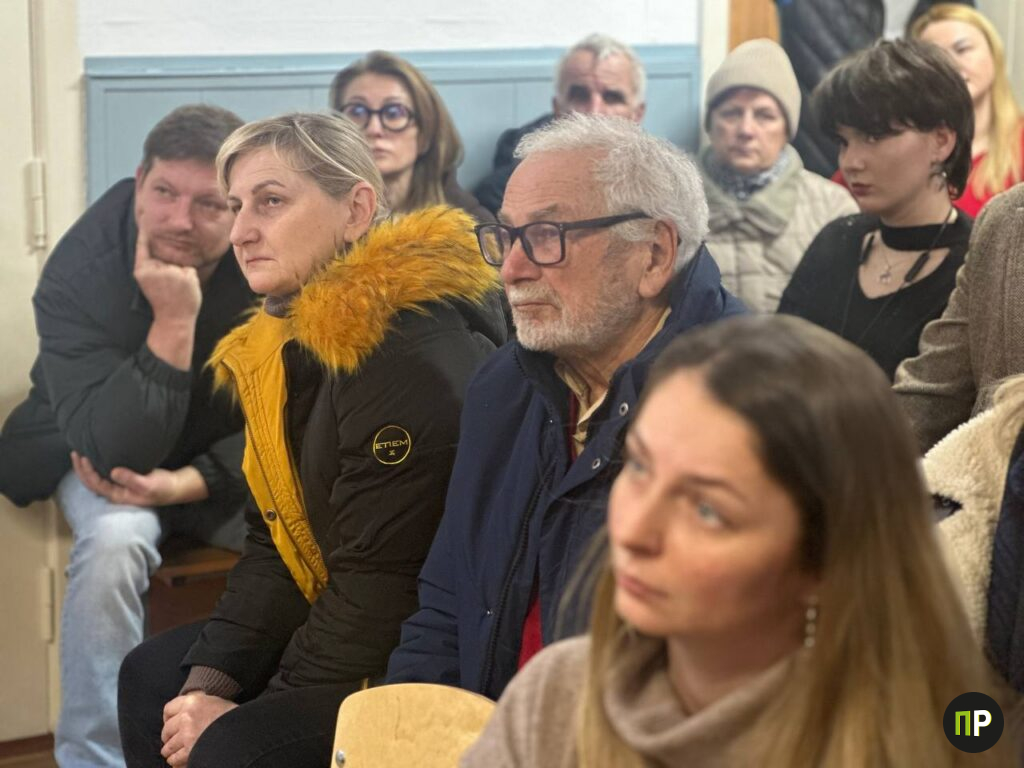 Жители Городища обсудили с властями проблемы транспорта, школы и дорог