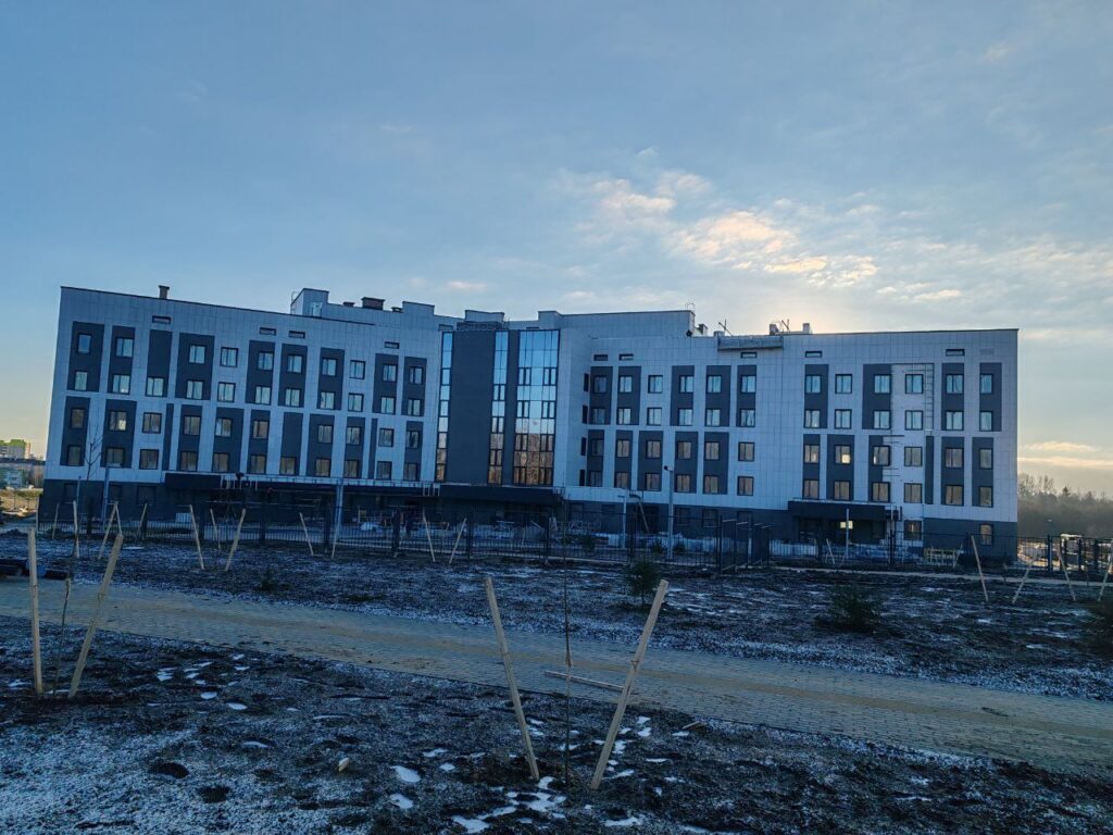 В Заславле на стройплощадке новой поликлиники идут отделочные работы