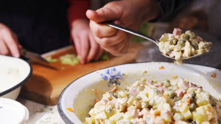 Посчитали, оливье выгоднее покупать или готовить дома