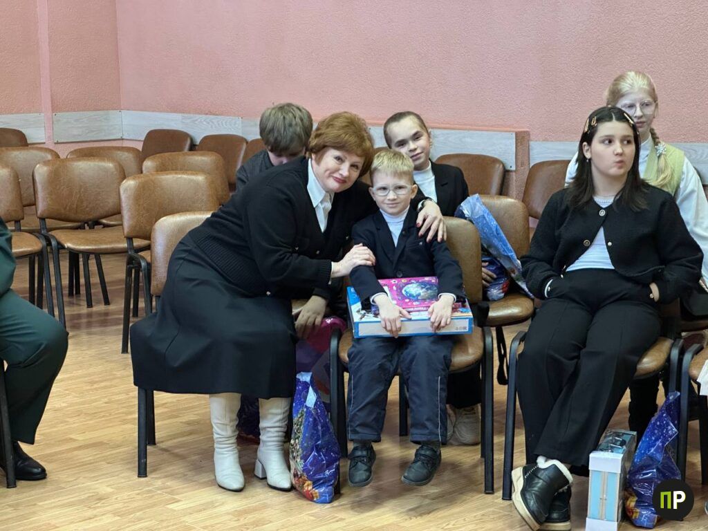 Депутаты поздравили школьников из Самохваловичей с наступающими праздниками