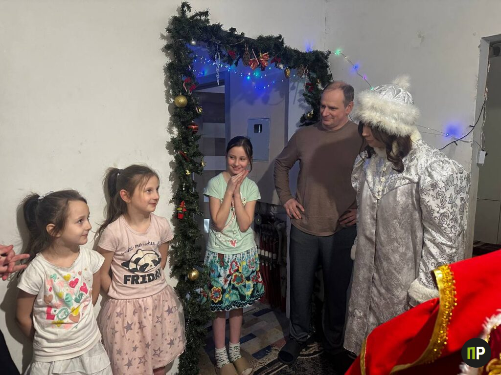 Дед Мороз и Денис Колесень навестили одну из самых больших семей в Минском районе