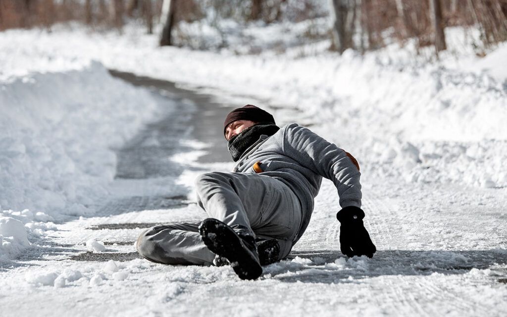 97 человек пострадали от зимних травм в Минском районе