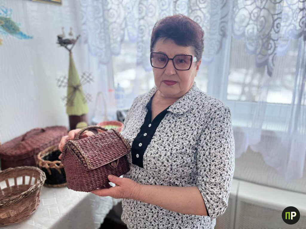 Как жительница Самохваловичей плетет уникальные корзинки из бумажных трубочек