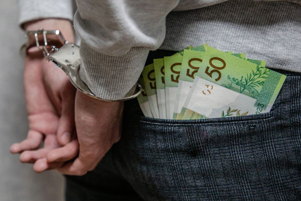 Мошенники похитили у жителя Копища более 37000 BYN под предлогом декларации денег