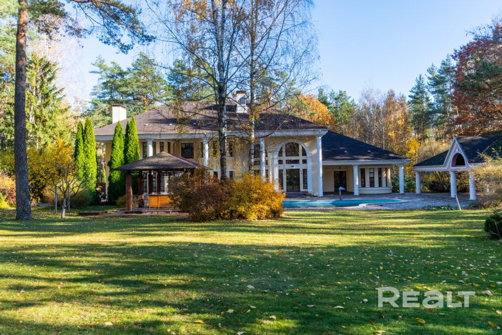 Под Минском продают готовый дом на 60 сотках со спа-зоной и бильярдом