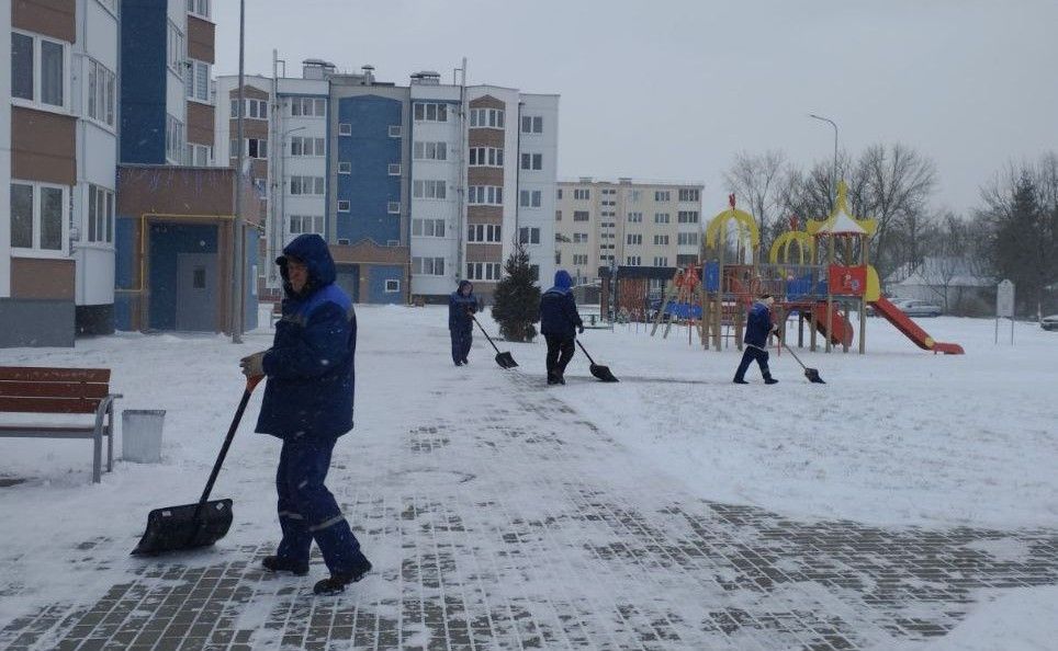 Фотофакт. Коммунальщики борются с сугробами в Минском районе