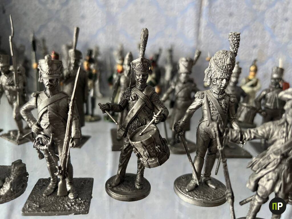 Житель Минского района уже 20 лет создаёт точные копии оружия и солдатиков