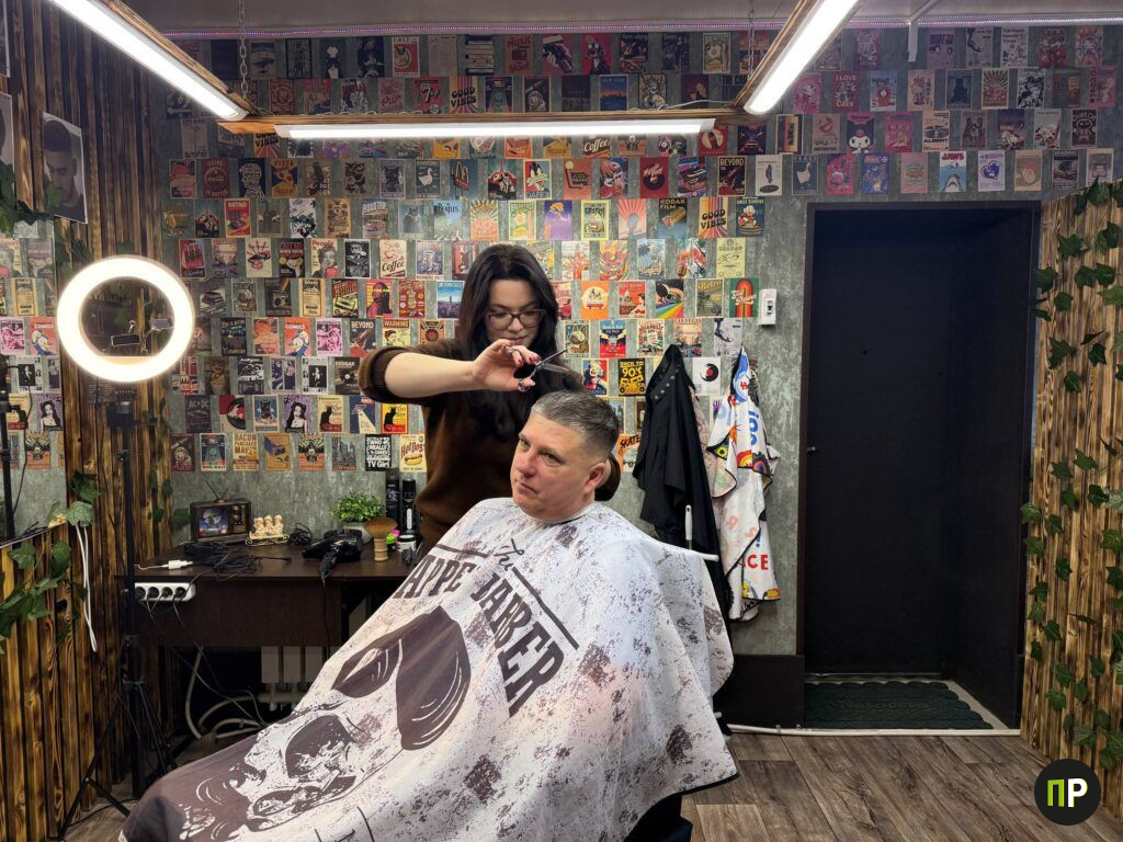 Как жительница Острошицкого Городка открыла свой кабинет мужских стрижек в 22 года