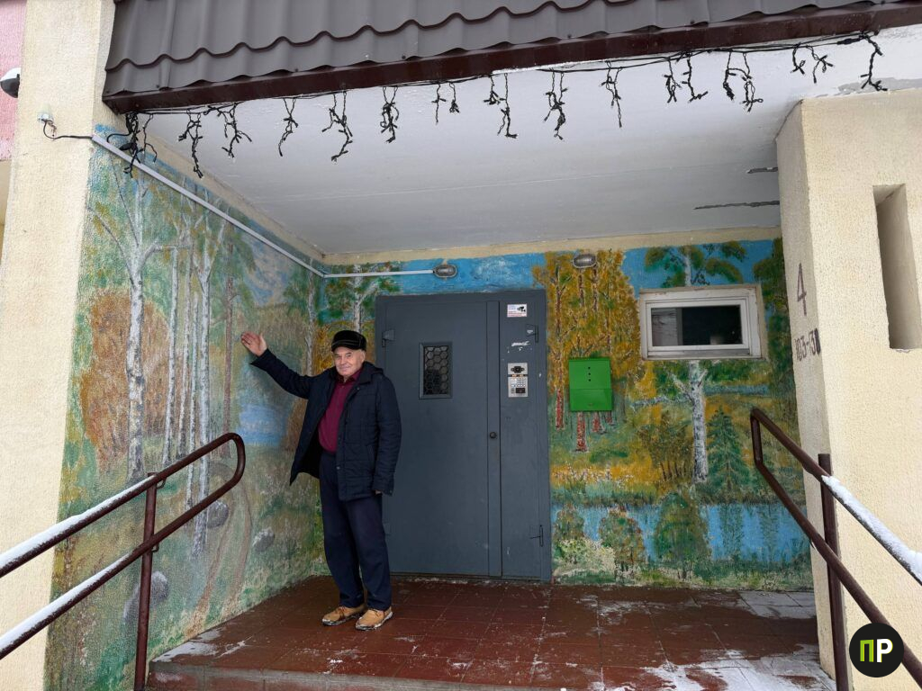 Житель Мачулищей превращает подъезды в картинные галереи