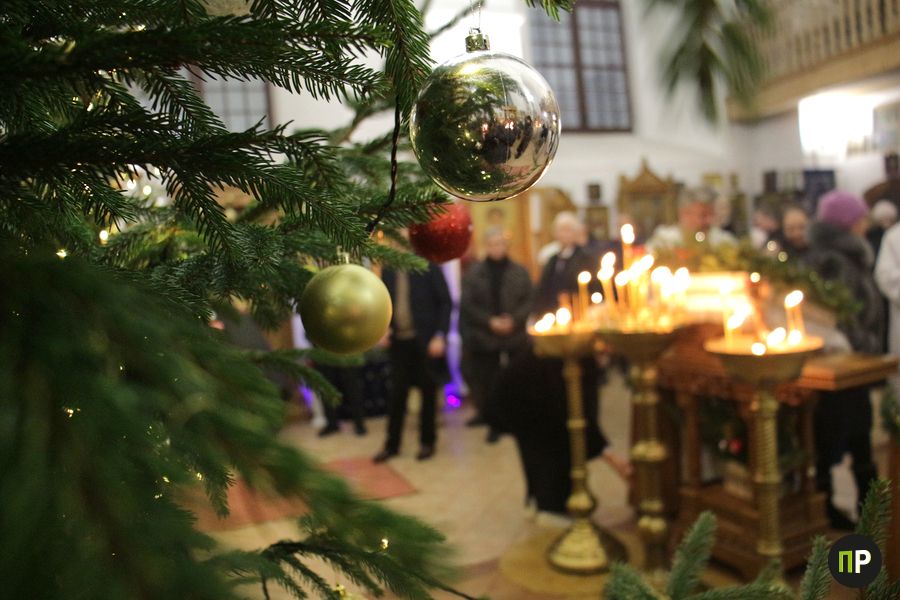 Жители Заславля идут в храмы на Рождество — фоторепортаж