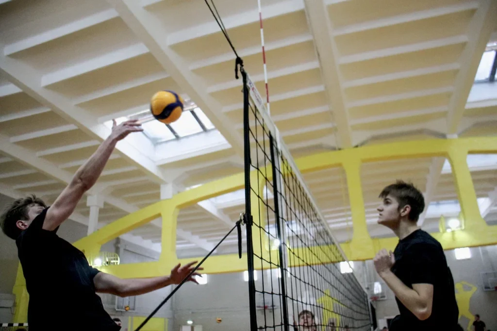 Посмотрели, как в Заславле волейбольный турнир объединил школьников и взрослых