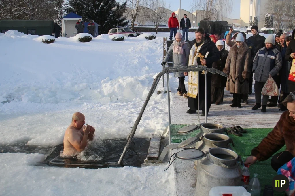 Заславчане рассказали о том, что привело их к ледяной воде на Крещение