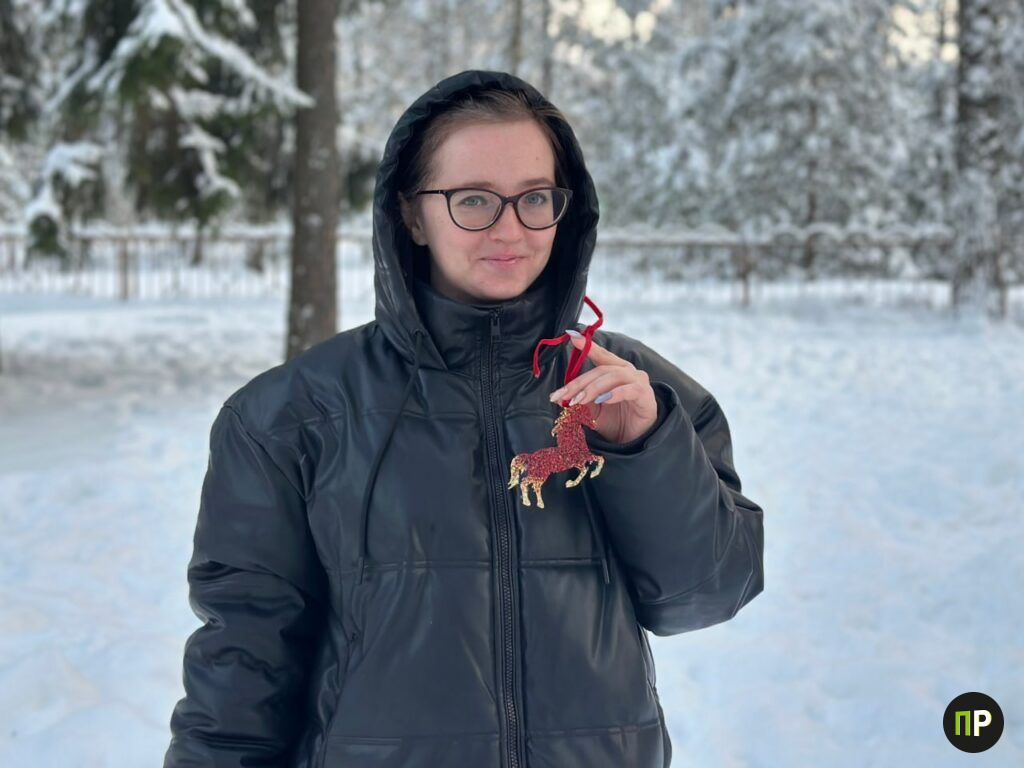 Как жительница Нового Поля превращает эпоксидную смолу в стильные украшения и аксессуары