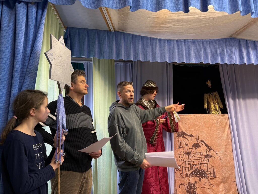 В деревне Старое Село семьи ставят рождественский спектакль