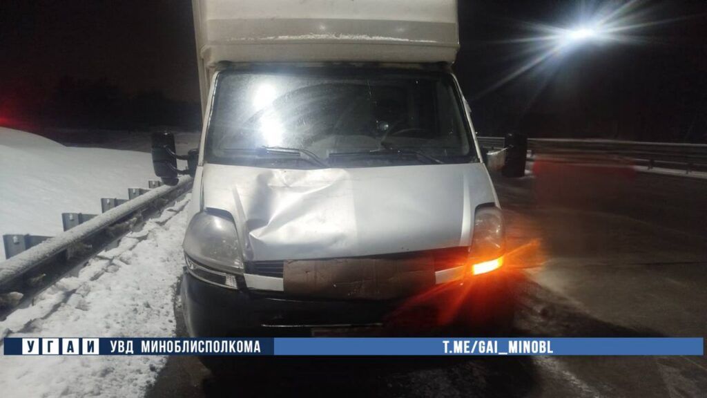 На трассе М-4 под Минском пешеход попал под колёса микроавтобуса