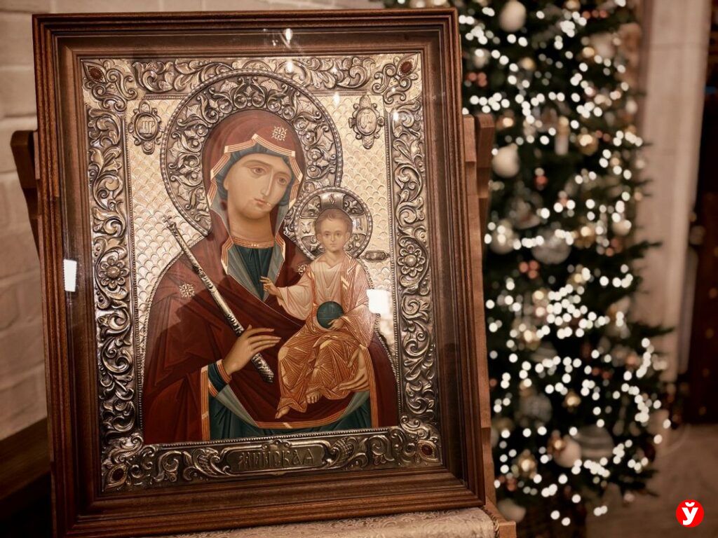 Лукашенко подарил приходу в Раубичах икону Божией матери «Минская»