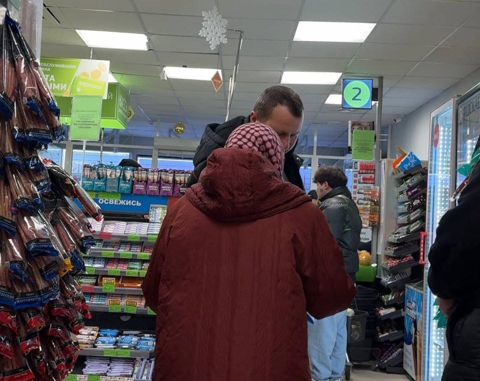 Незнакомец сделал подарок женщине на Рождество в магазине Минского района
