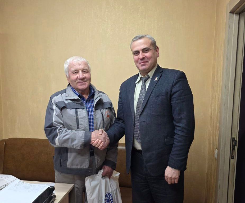 Преданность профессии: глава профсоюза ЖКХ навестил ветерана «Минрайтеплосети»