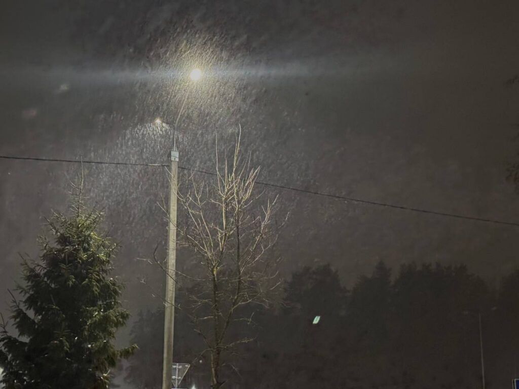 В Минском районе устраняют последние отключения света после циклона