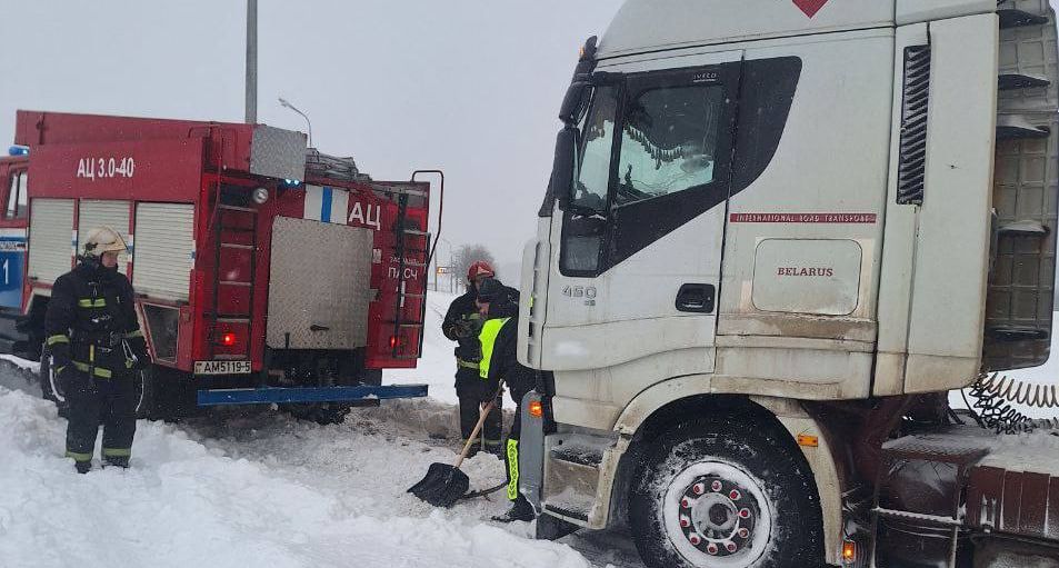 Под Заславлем оперативно ликвидировали затор из большегрузов