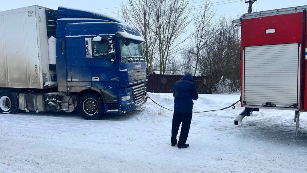 МЧС помогает доставать машины в Минском районе