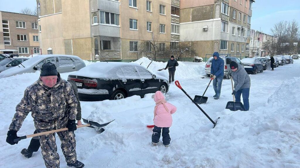 Сотни людей вышли бороться с последствиями непогоды в Минском районе 10 января