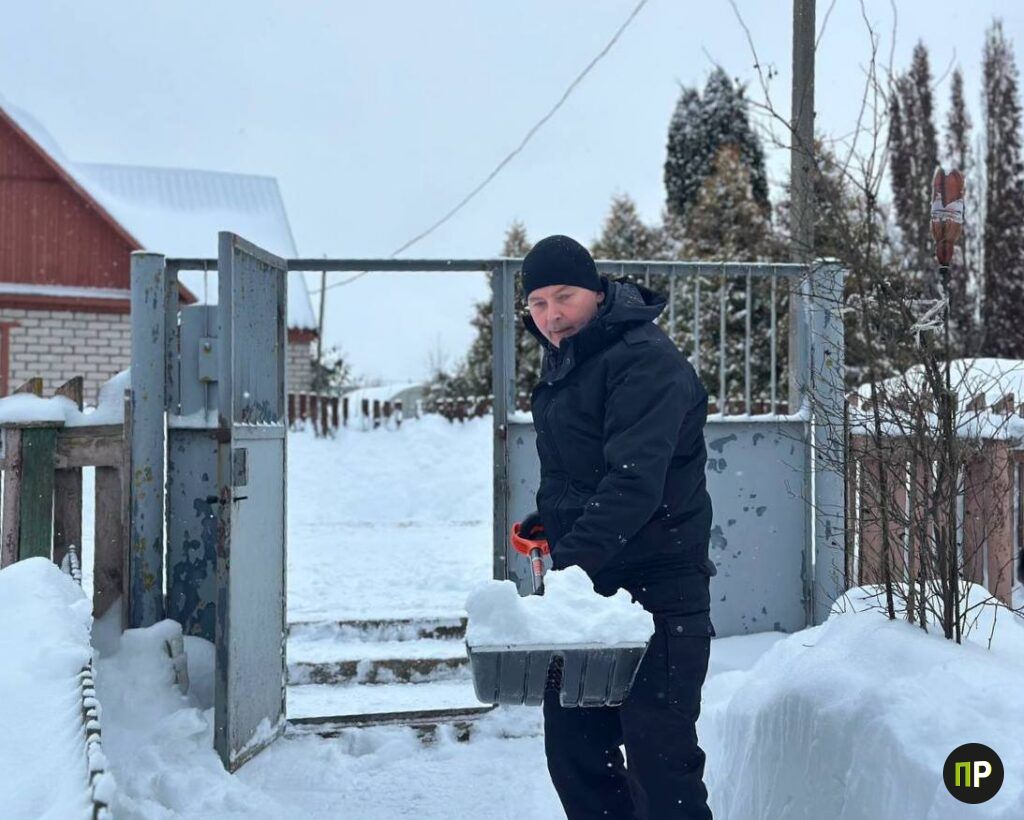 Кушнаренко и школьники расчистили двор одинокому пенсионеру из Минского района