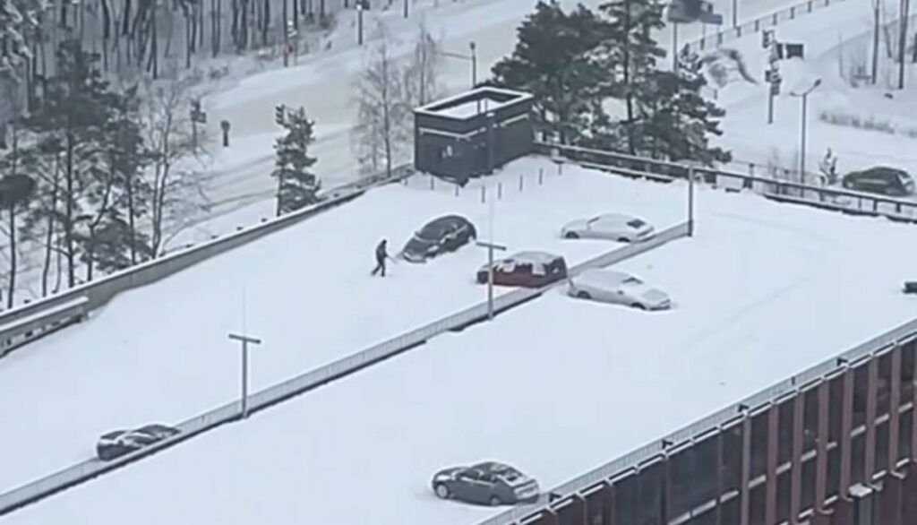 Весь TikTok болел за водителя — он пробивался через снег на крыше паркинга Новой Боровой