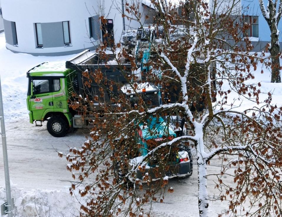 В Заславле вывозят снег