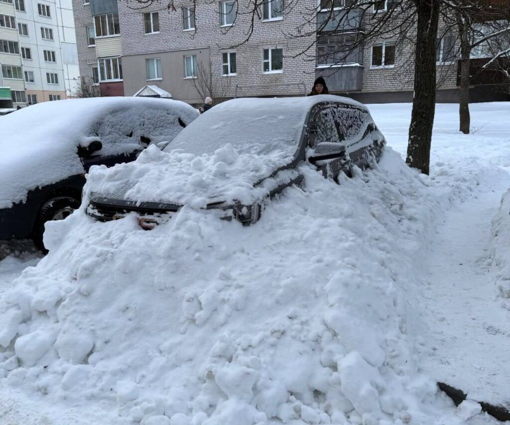 В Боровлянах машину засыпали снегом из-за спора за парковку. Видео собрало сотни комментариев