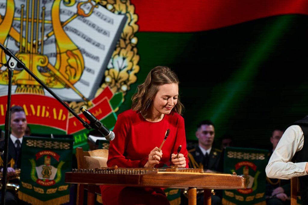 Любовь к цимбалам привела учителя Минского района к сцене столичного театра